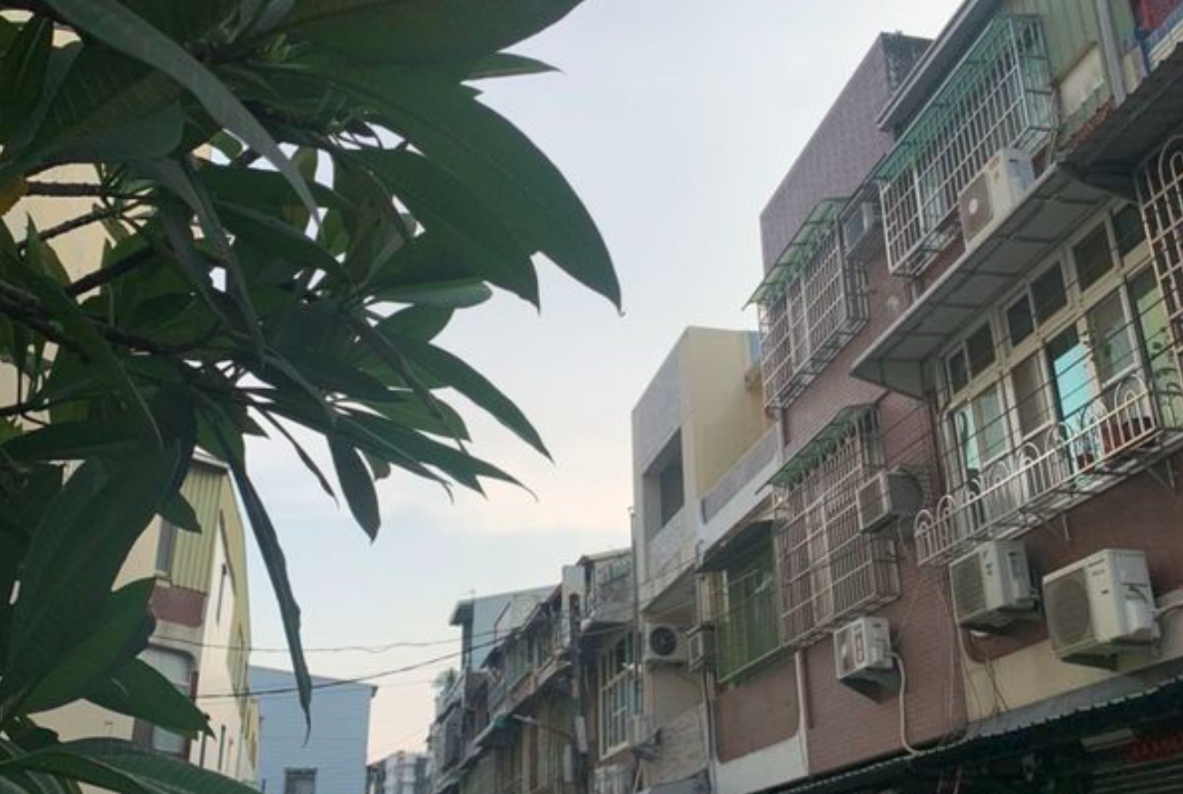 高雄市一名22歲的妙齡女子，在自宅舉槍轟2槍身亡。（翻攝畫面）