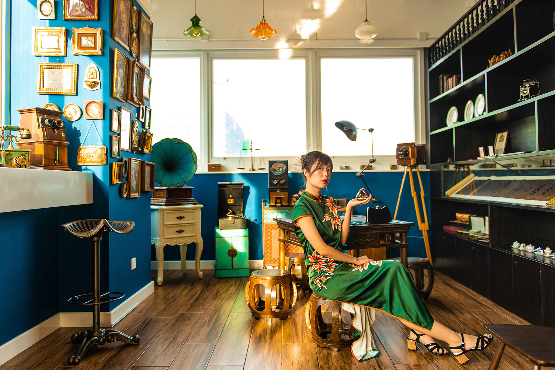 香港旅遊局推出西九龍漫步路線，住進由老式酒家改造的藝術精品酒店「東南樓」，可以盡情感受香港鬧市中的心靈綠洲。（香港旅遊發展局提供）