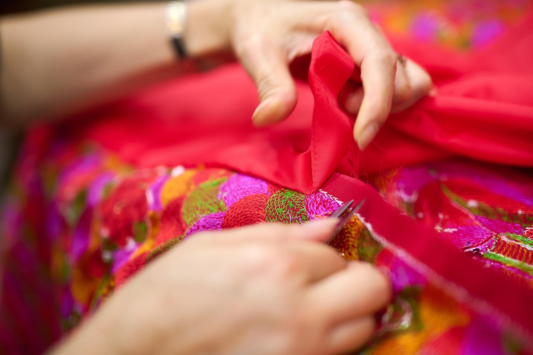 「冠南華」以一針一線手工縫製的圖樣，立體生動把刺繡裙褂變成一門藝術，受到廣大好評。（香港旅遊發展局提供）