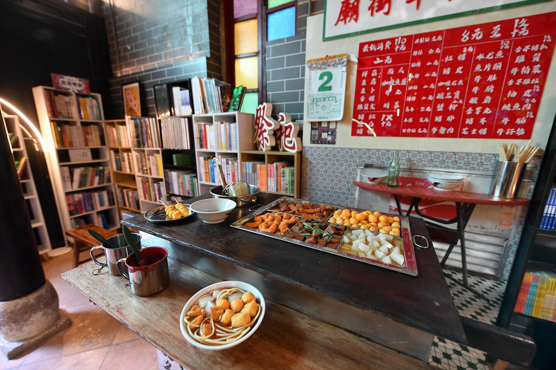 「油麻地書院」內有廟街麵檔模型提供旅客拍照。（香港旅遊發展局提供）