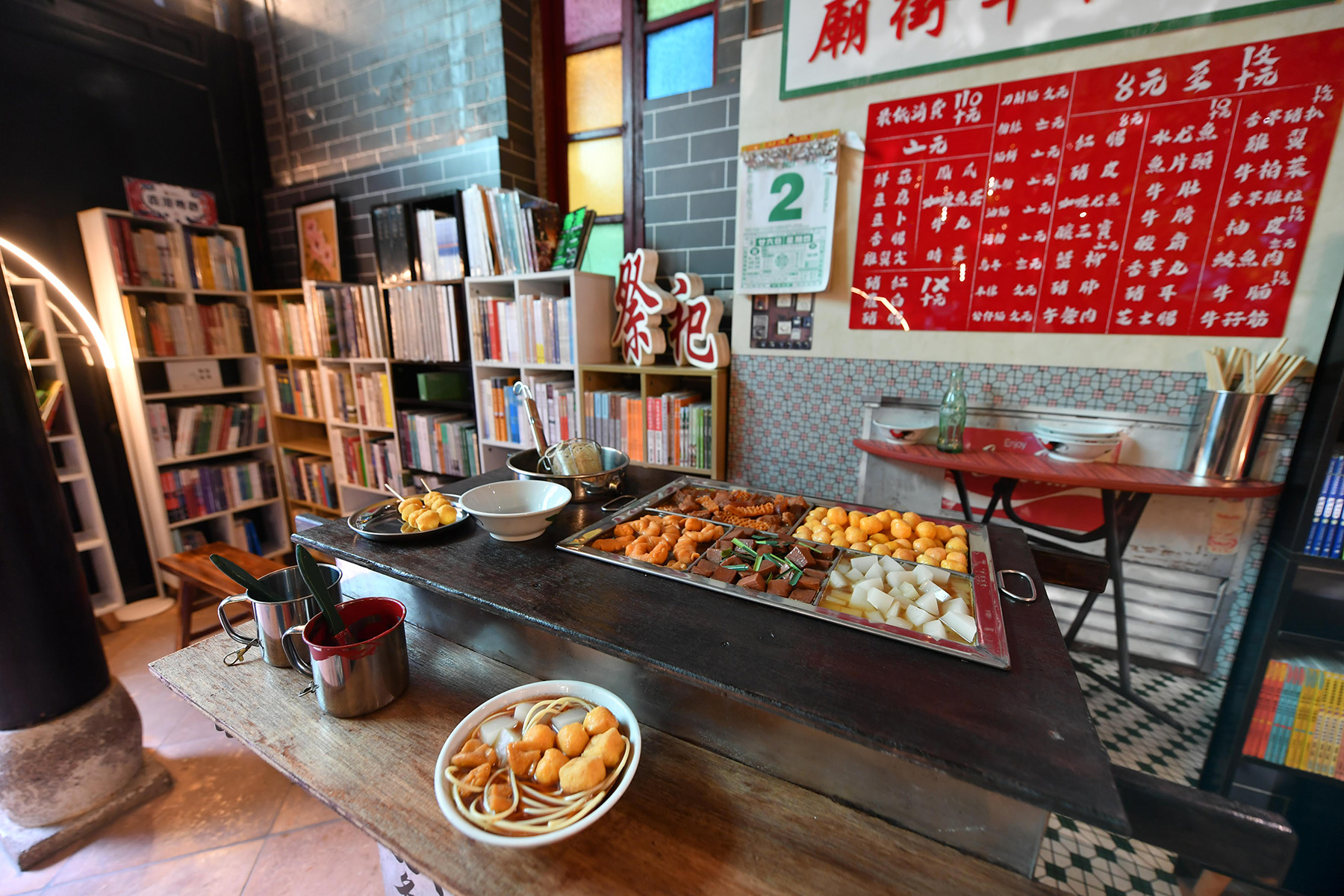「油麻地書院」內有廟街麵檔模型提供旅客拍照。（香港旅遊發展局提供）