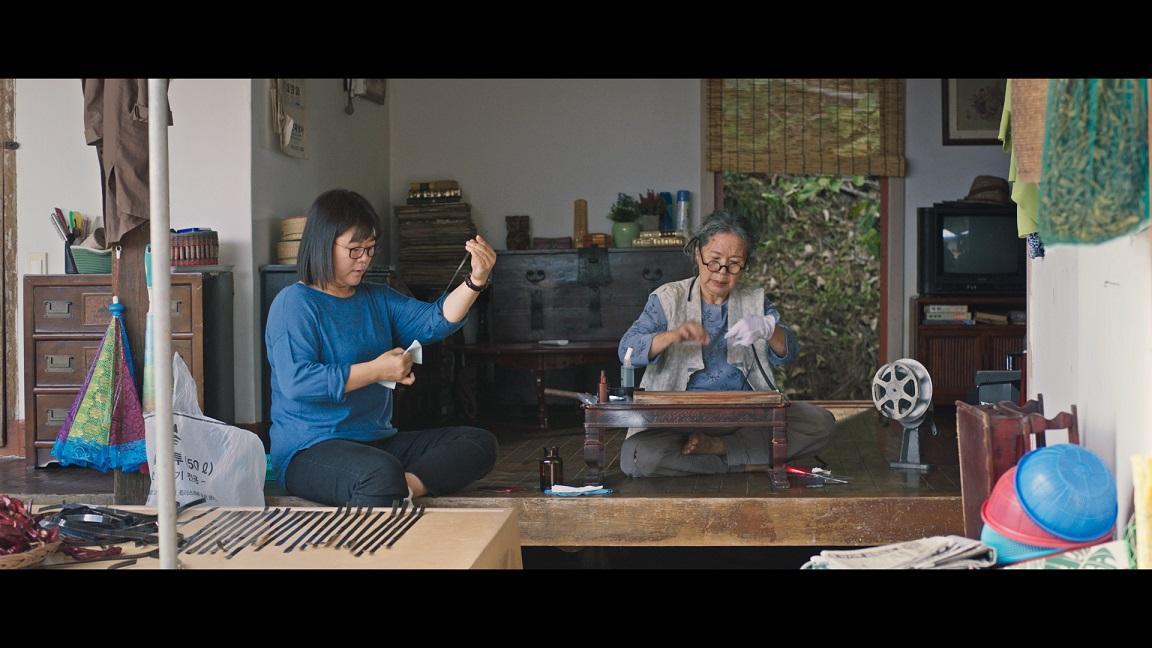 李姃垠(左)主演的《致敬》入選東京影展競賽片。(2021TIFF提供)