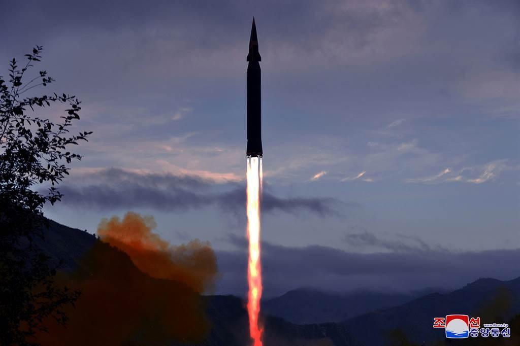 《朝中社》今報導揭密,北韓日前成功試射新研發的「火星8號)」高超音速導彈。(翻攝自朝中社)