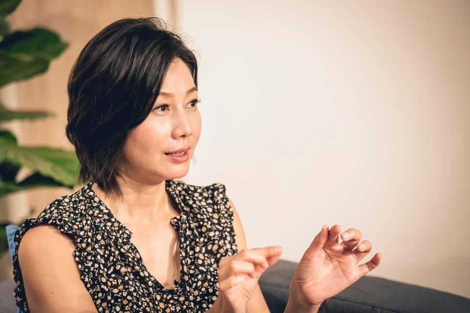 丁寧表示在片場專心融入角色心境都來不及了,怎麼會有空跟其他人聊天。(翻攝自丁寧臉書)