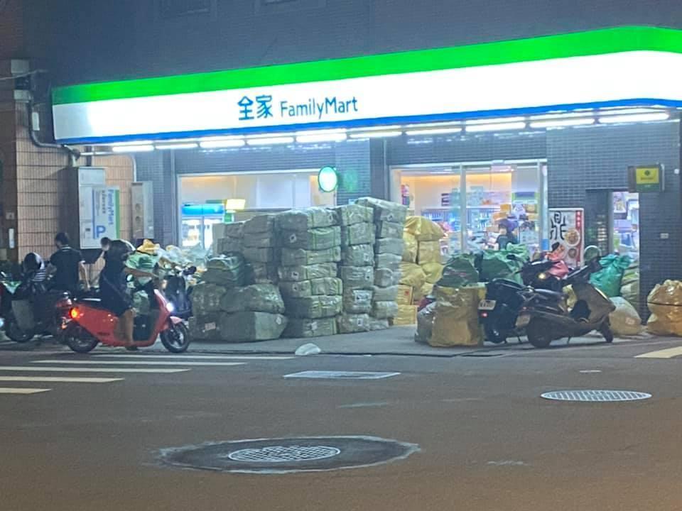 超商門口堆了滿滿貨物,讓網友驚呆直呼「不說我以為是物流中心⋯」。(翻攝自爆廢公社公開版)