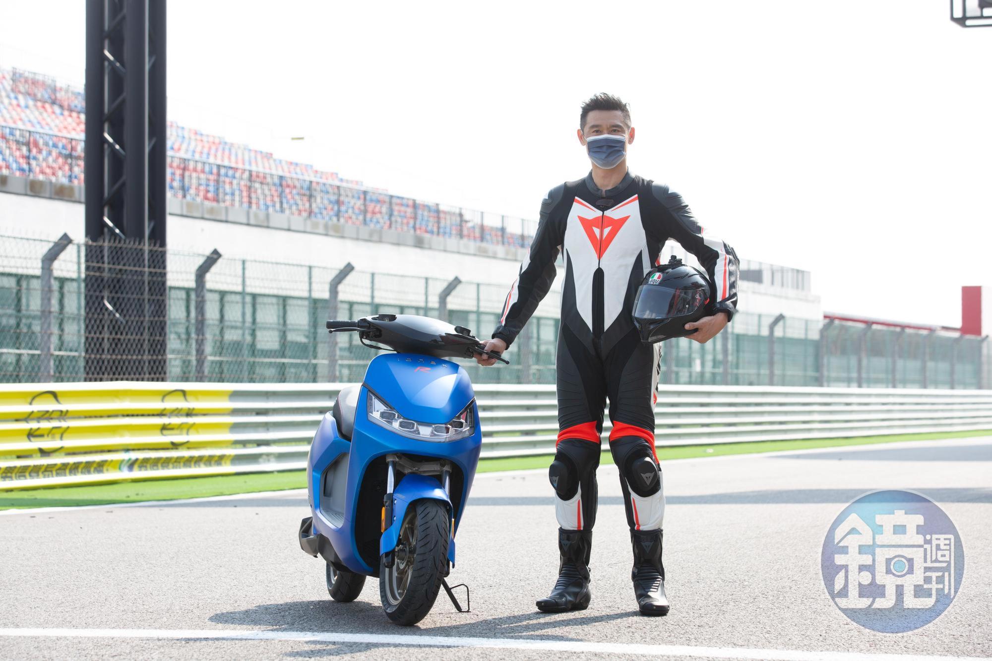 Ionex推出全新電動機車S7R,柯勝峯親上賽道笑說,這台車綠燈起步絕對不輸人。