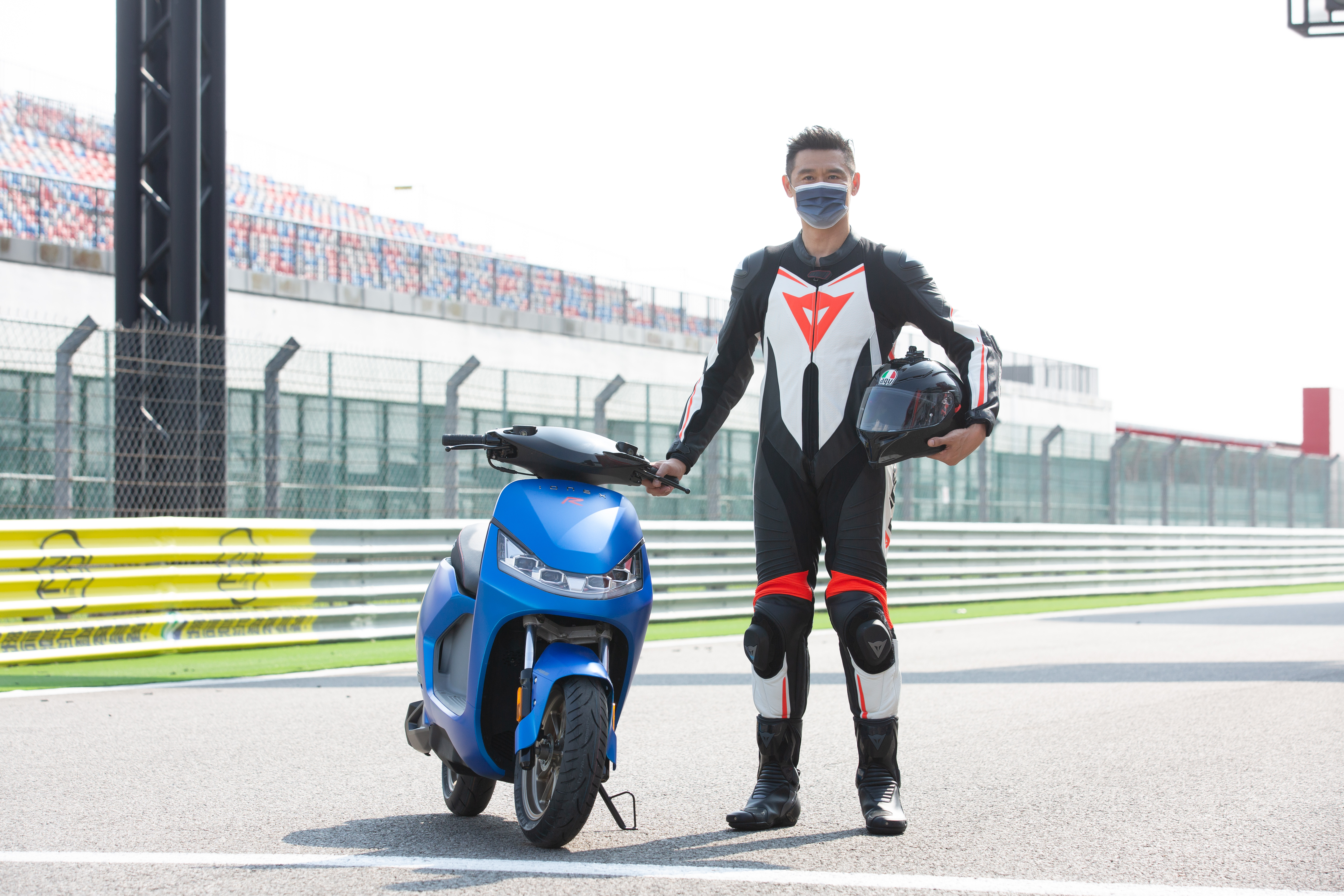 Ionex推出全新電動機車S7R，柯勝峯親上賽道笑說，這台車綠燈起步絕對不輸人。