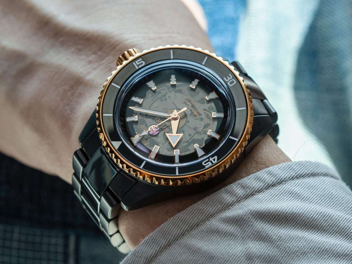 雷達高科技陶瓷「庫克船長」潛水錶，採用43mm的全陶瓷錶殼與陶瓷鍊帶。共有黑陶瓷搭配精鋼圈或玫瑰金色圈，與電漿陶瓷搭配藍色陶瓷錶圈等三種款式。搭載全新機芯Calibre R734，配有Nivachron™鈦合金抗磁游絲，並擁有COSC等級5方位調校的精準度。防水300米。 功能：時、分、秒指示 機芯：自動上鏈標芯 定價：約NT$114,400