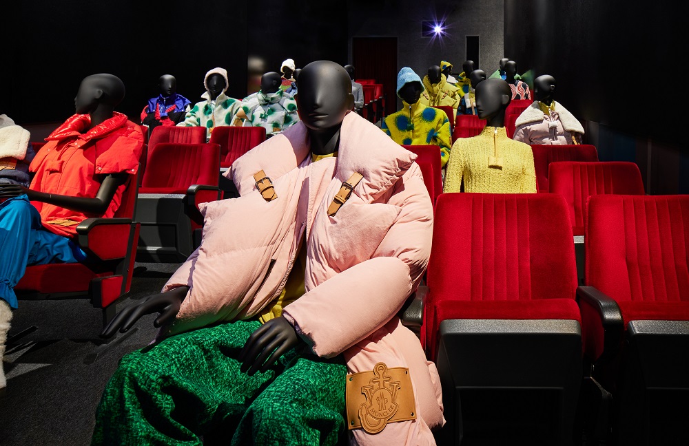 Moncler X JW Anderson來到米蘭一家隱祕古老的影院Cineclub Il Cinemino，凸顯了1 Moncler JW Anderson合作系列鮮明的對比元素。（Moncler提供）
