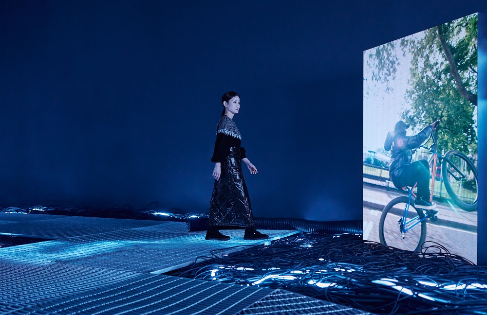 模特兒身穿7 Moncler FRGMT藤原浩合作系列，現身東京、倫敦、米蘭、布里斯托及溫哥華街頭，詮釋設計師藤原浩與繁華大都會的聯結。（Moncler提供）