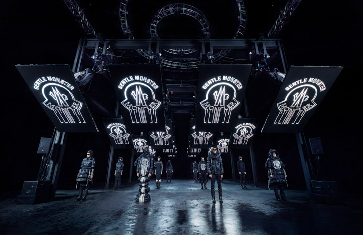Moncler Genius項目中的全新系列，Moncler + Gentle Monster合作系列攜藝術裝置登陸東大門設計廣場，從大號睡袋、羽絨服、眼鏡到配飾，皆以奪黑色為基調。（Moncler提供）