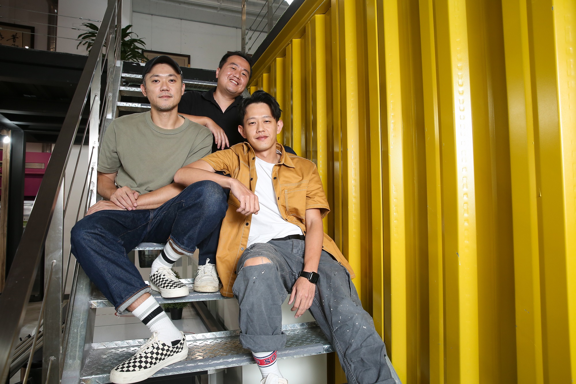 《逆局》是由製作人陳亮材（中），以及導演莊絢維（右）、陳冠仲（左）主創團隊，攜手打造的純商業作品。