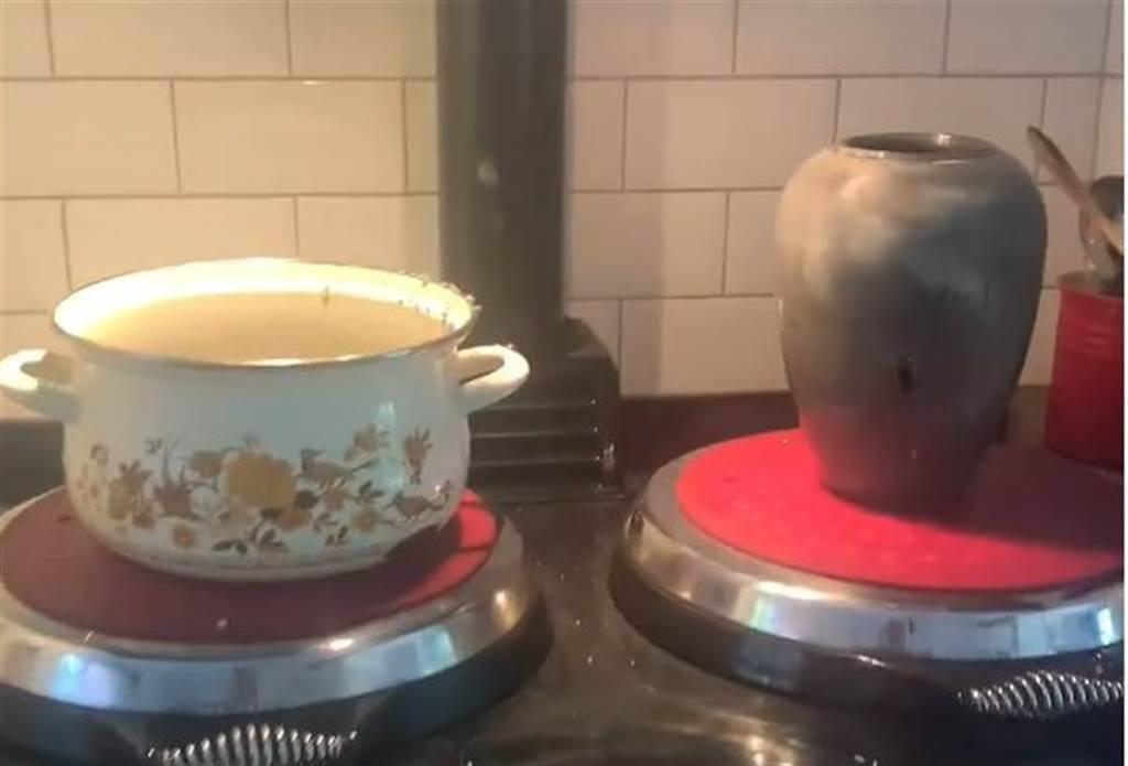 英國一名舞者因發現母親的骨灰受潮，因此放上爐子加熱，畫面曝光引起網友熱議。（翻攝自 louiespence IG帳號）