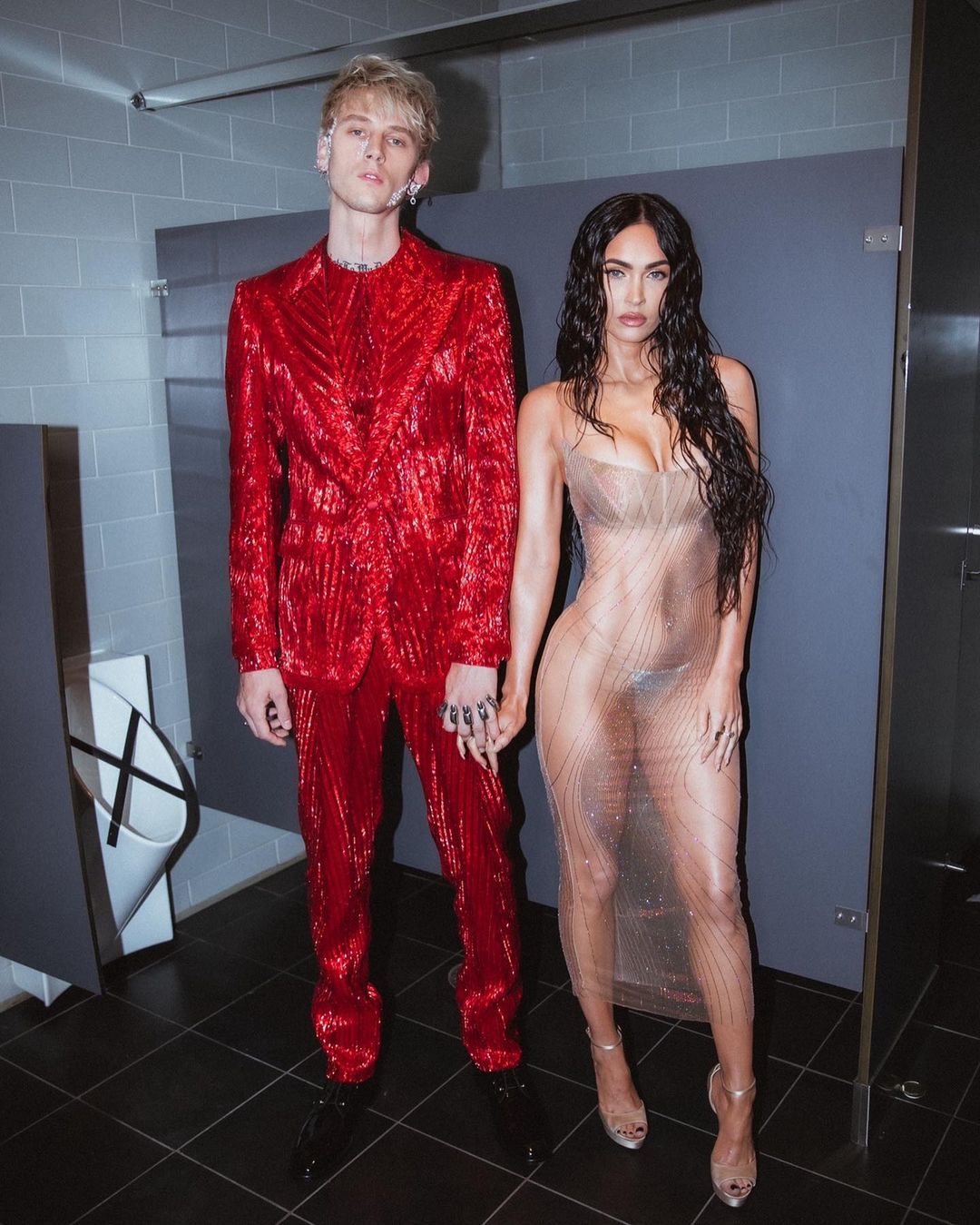 機關槍凱利(左)多次和女友梅根福克斯在公開場合放閃。(翻攝Machine Gun Kelly IG)