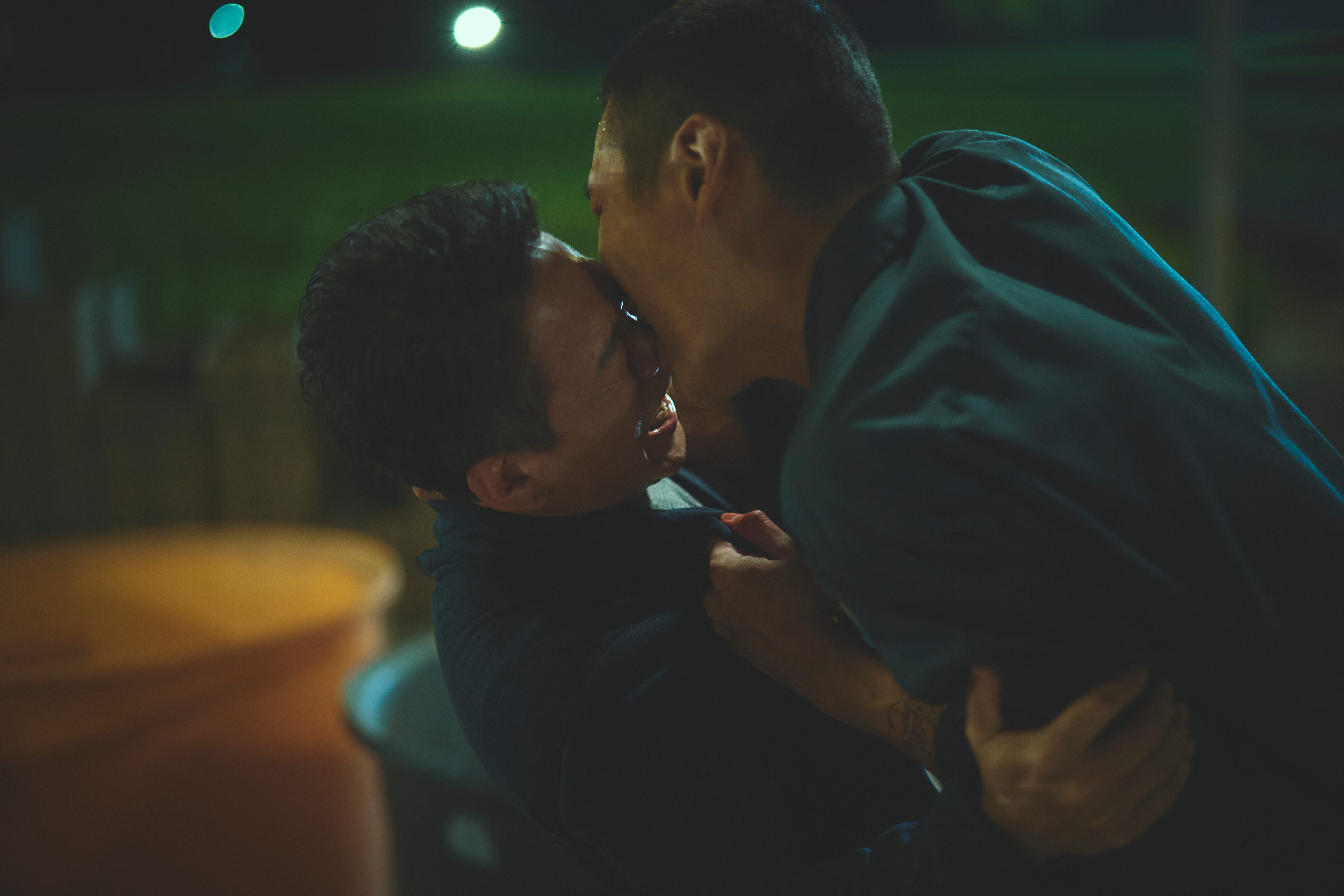 柯震東狠咬李康生的鼻子，看來凶狠，但拍攝時兩人笑場連連。（双喜提供）