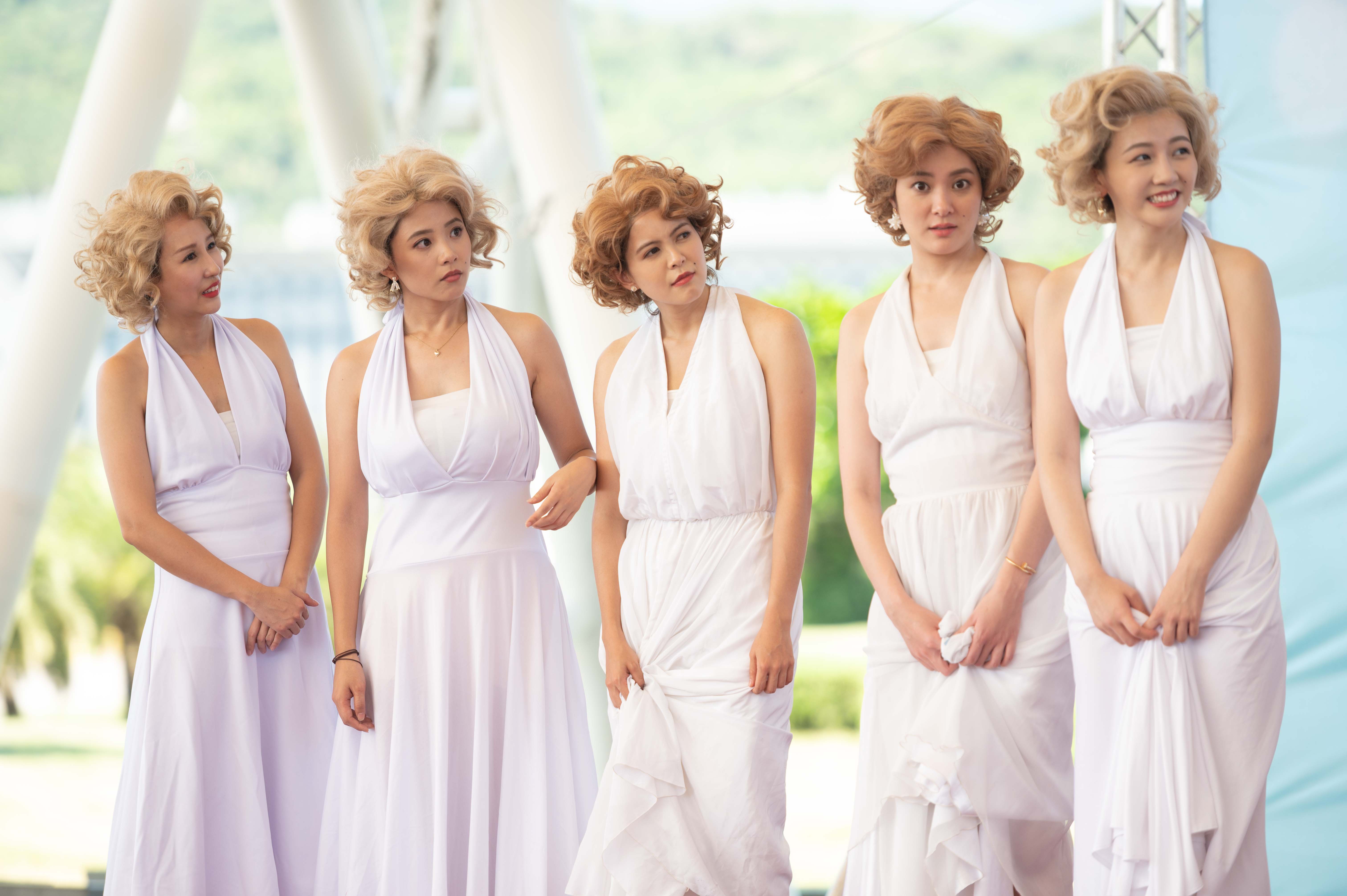 左起潘嘉麗、王上菲、林柏妤、楊雅筑、優妮，扮女神瑪麗蓮夢露。（TVBS提供）