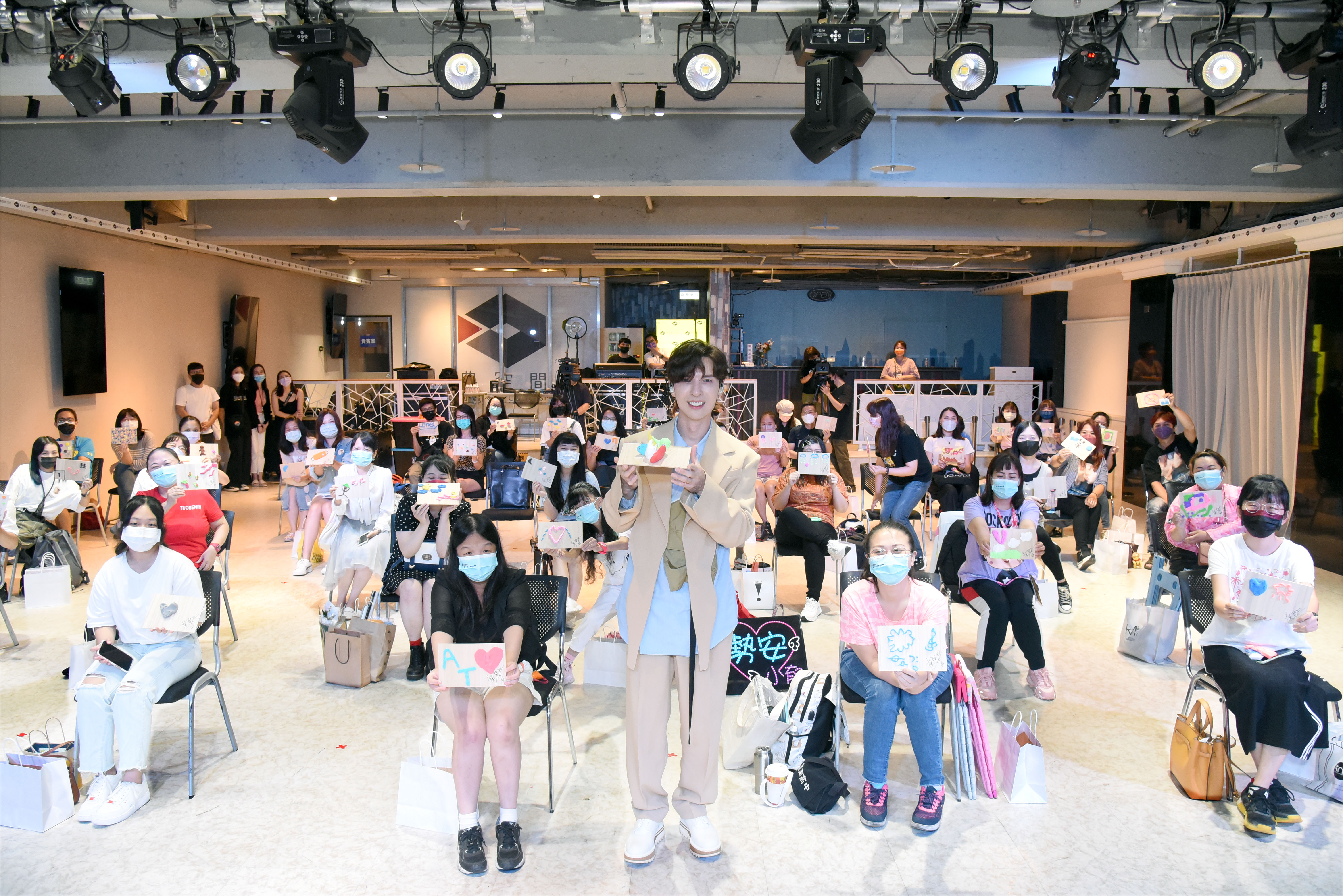 陳勢安與50位幸運歌迷相見歡。（MTV台提供）