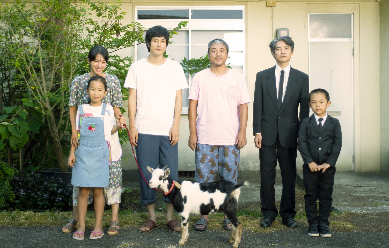 松山研一（後排左二）與滿島光（後排左一）《河畔小日子》新作將在金馬影展上播映。（金馬影展提供）