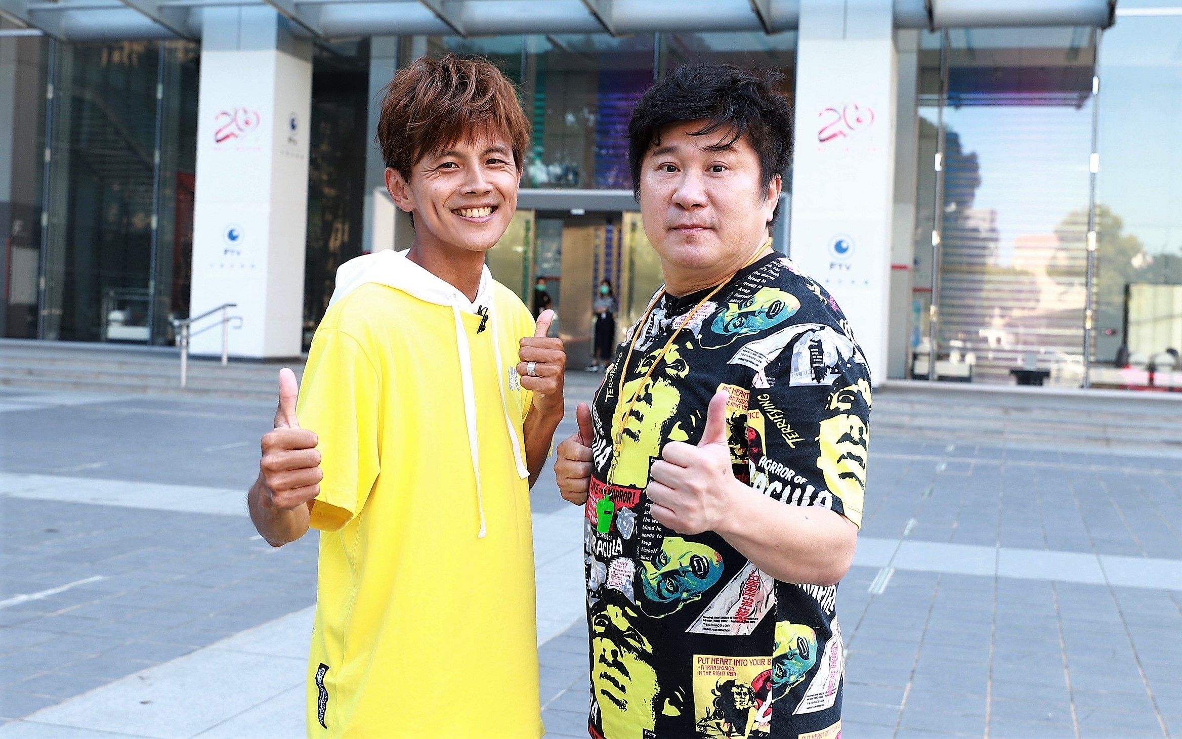 《綜藝大集合》疫情爆發後首次外景錄製,胡瓜(右)笑稱「呼吸新鮮空氣」。(民視提供)