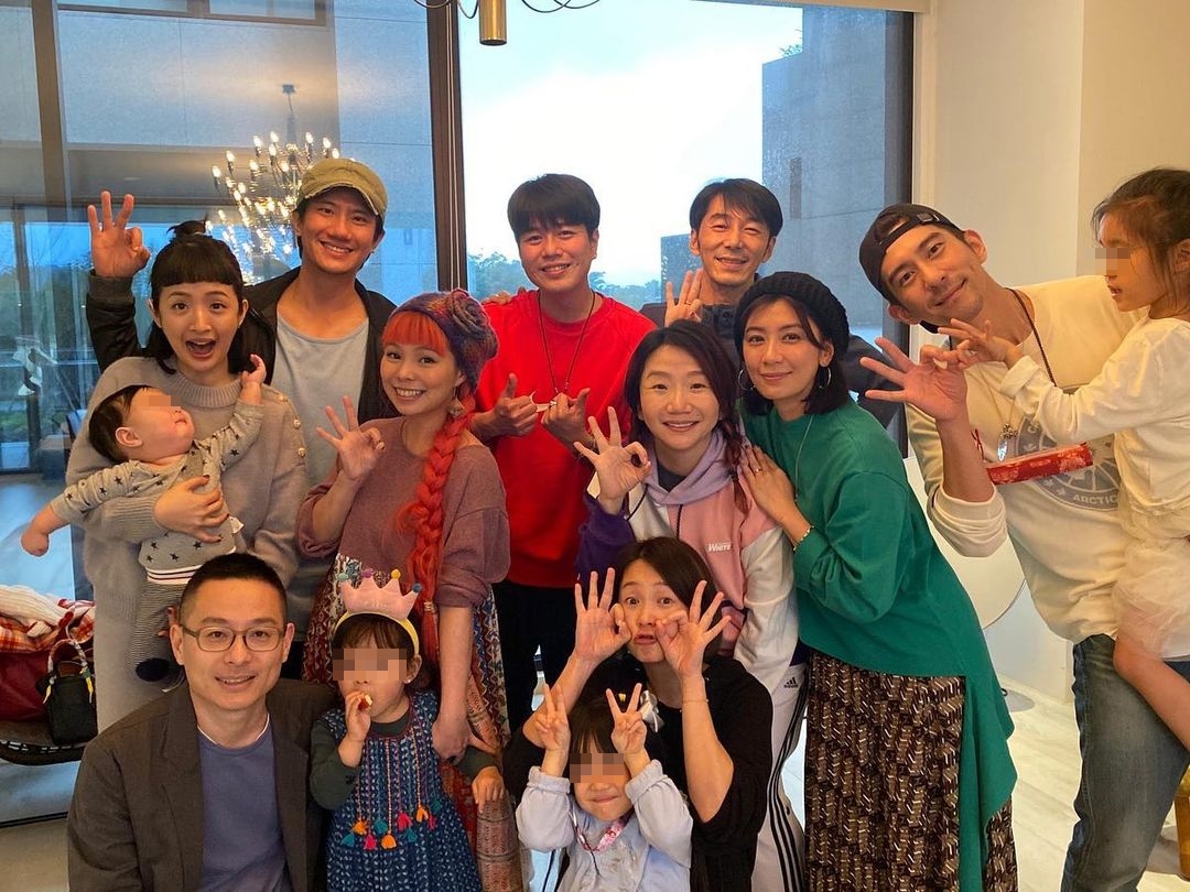 林依晨(中排左一)和老公林于超(上排左)開心準備迎接寶寶的誕生。(翻攝自林依晨IG)