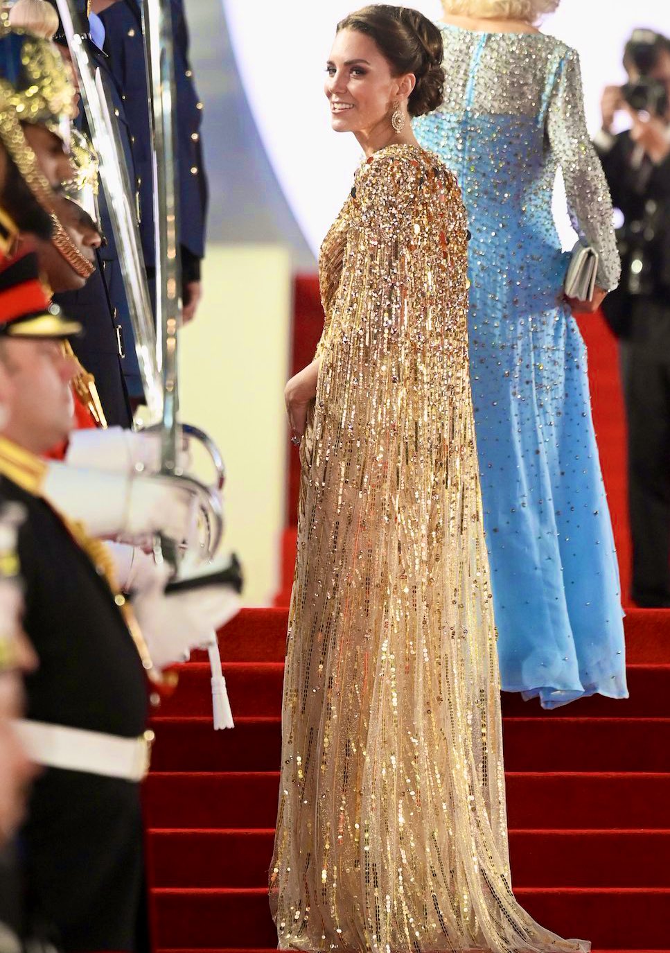 凱特王妃穿Jenny Packham禮服，後面是斗篷設計。（翻攝KaylaAdams___推特）