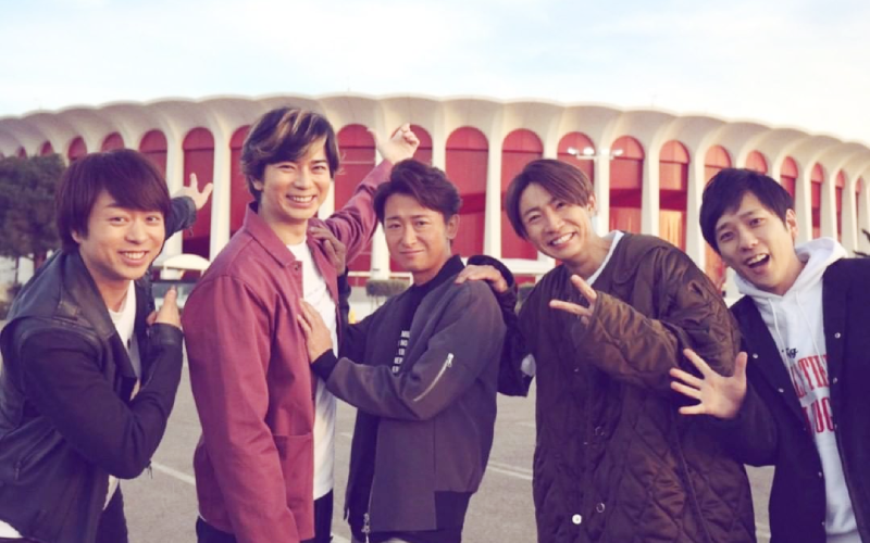 「嵐」兩名團員官宣結婚，其他3人獻上祝福，而粉絲開始湊對剩下2名單身者松本潤（左2）與大野智（中），開玩笑地建議乾脆「同性結婚」。（圖片翻攝IG@arashi_5_official）