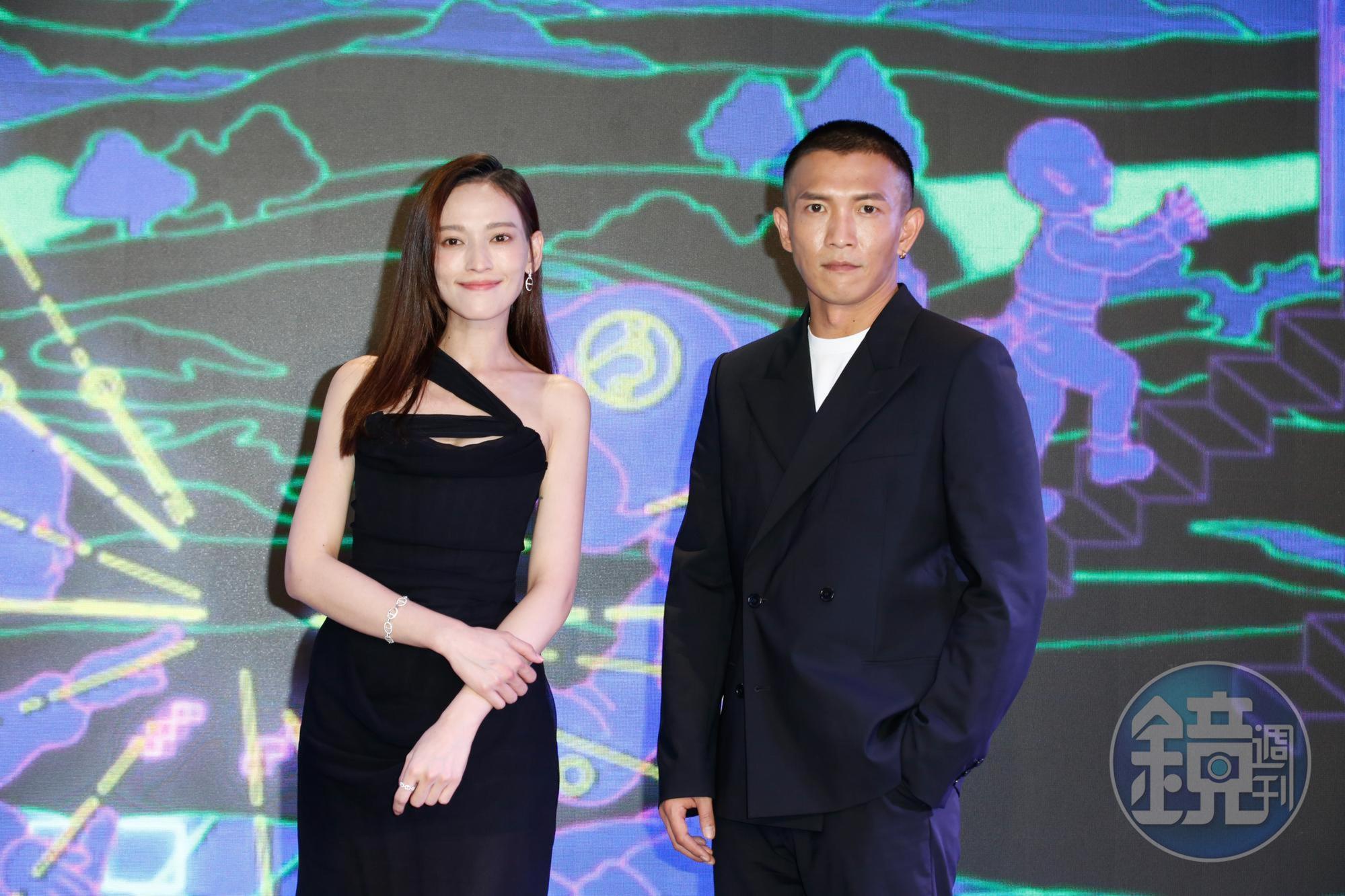 姚以緹（左）、黃尚禾在VR〈女海盜：成名之路〉挑戰古裝。