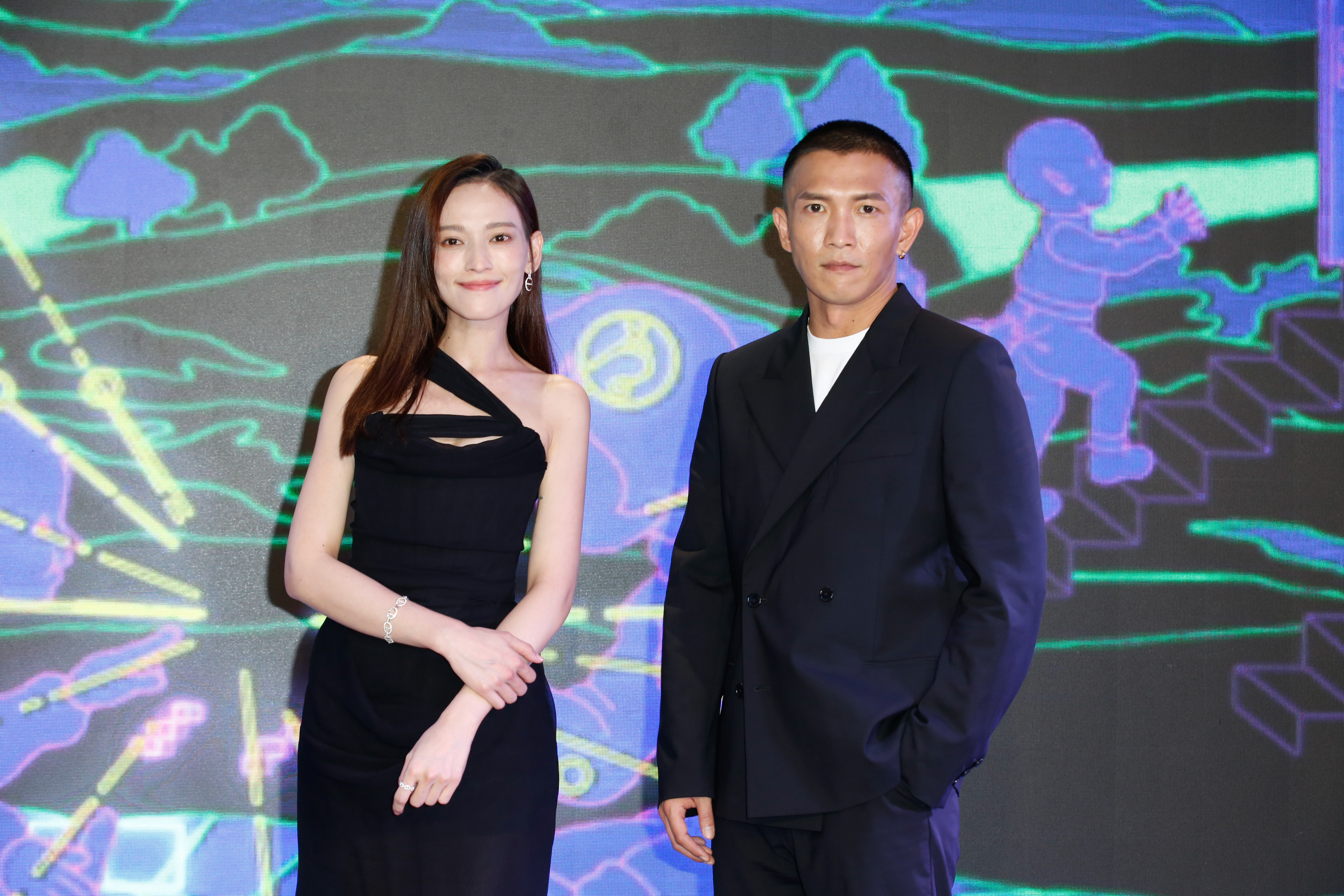 姚以緹（左）、黃尚禾在VR〈女海盜：成名之路〉挑戰古裝。