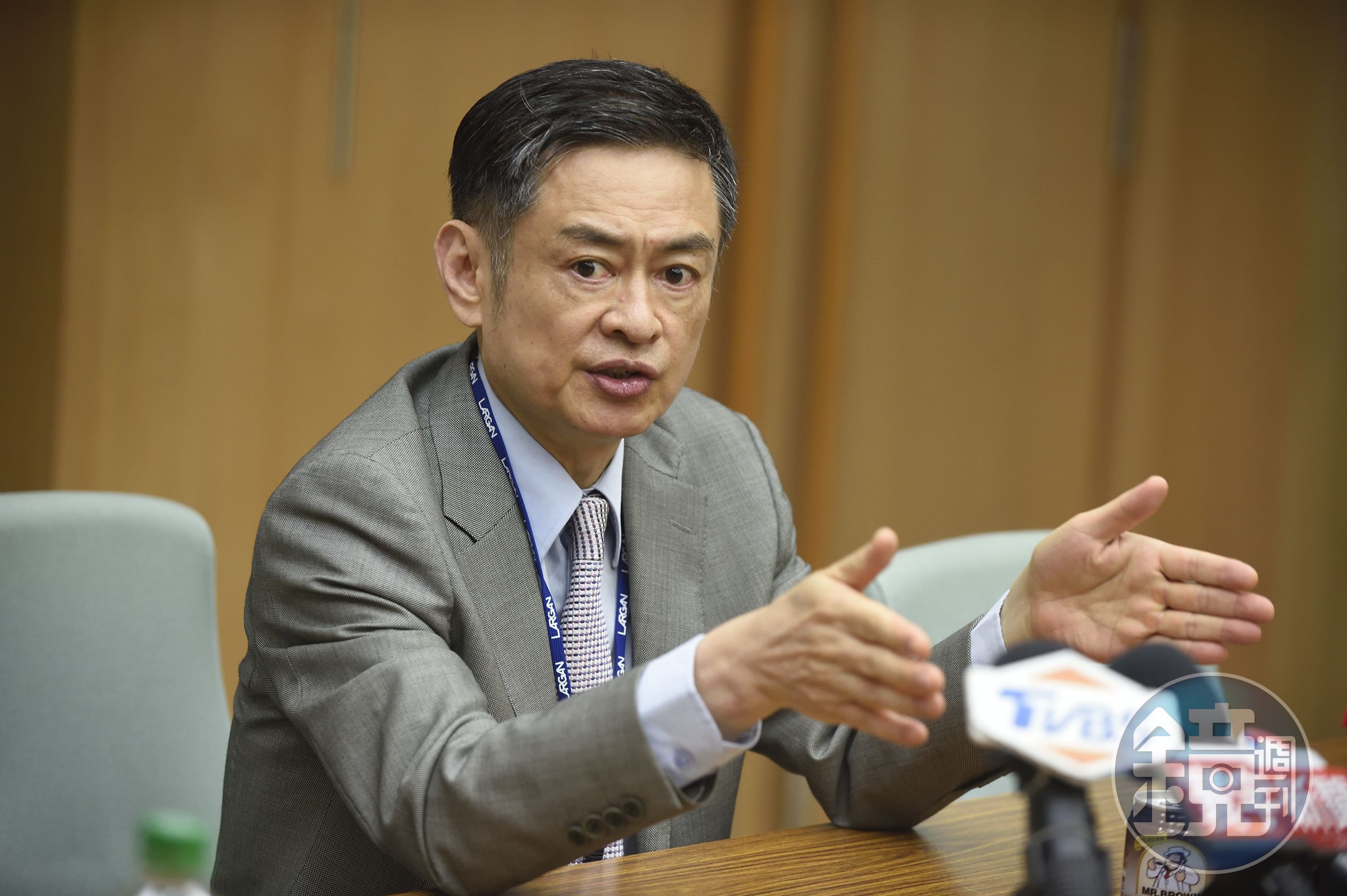 法人認為，大立光具備技術優勢，待高階手機規格突破仍指日可待。圖為大立光執行長林恩平。