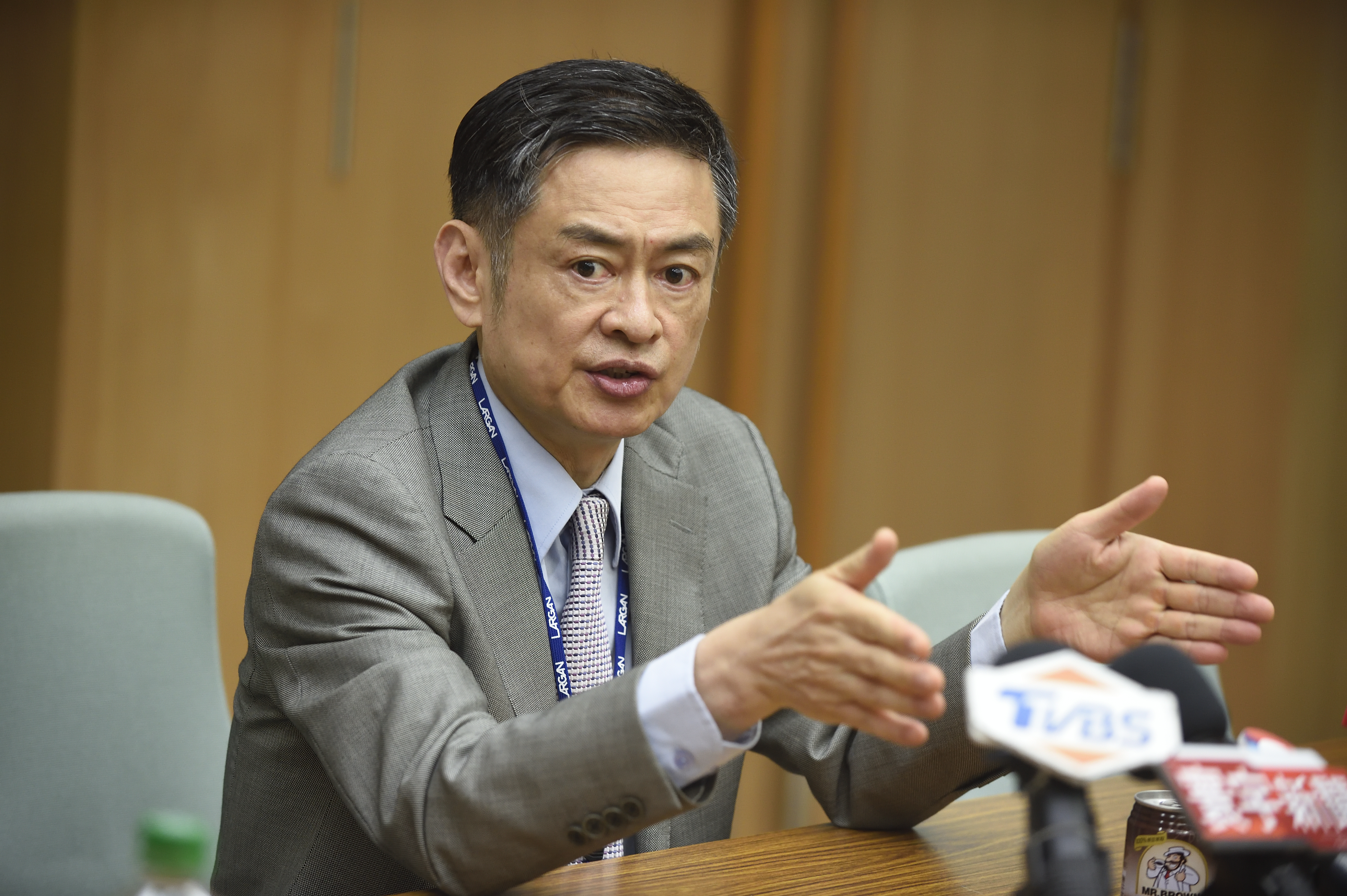 法人認為，大立光具備技術優勢，待高階手機規格突破仍指日可待。圖為大立光執行長林恩平。