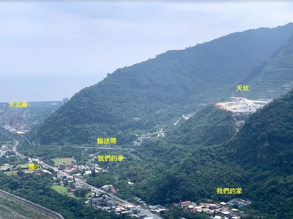 亞泥開挖的山頭距離當地居民的聚落不遠,讓許多居民相當擔憂。(地球公民基金會提供;黃靖庭攝)