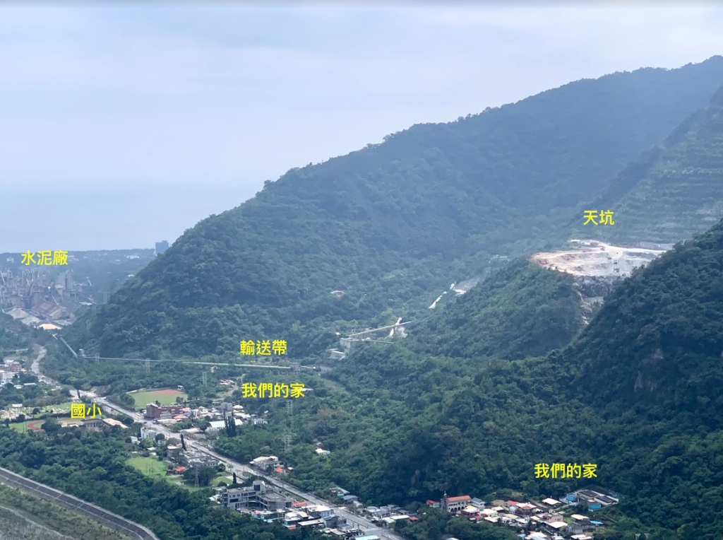 亞泥開挖的山頭距離當地居民的聚落不遠，讓許多居民相當擔憂。（地球公民基金會提供；黃靖庭攝）