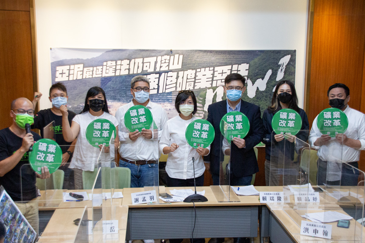 民進黨立委洪申翰（右起）、賴品妤、賴瑞隆、林淑芬、律師謝孟羽、原民立委伍麗華、地球公民基金會主任黃靖庭、副執行長蔡中岳等人，呼籲盡速通過修法。（地球公民基金會提供）