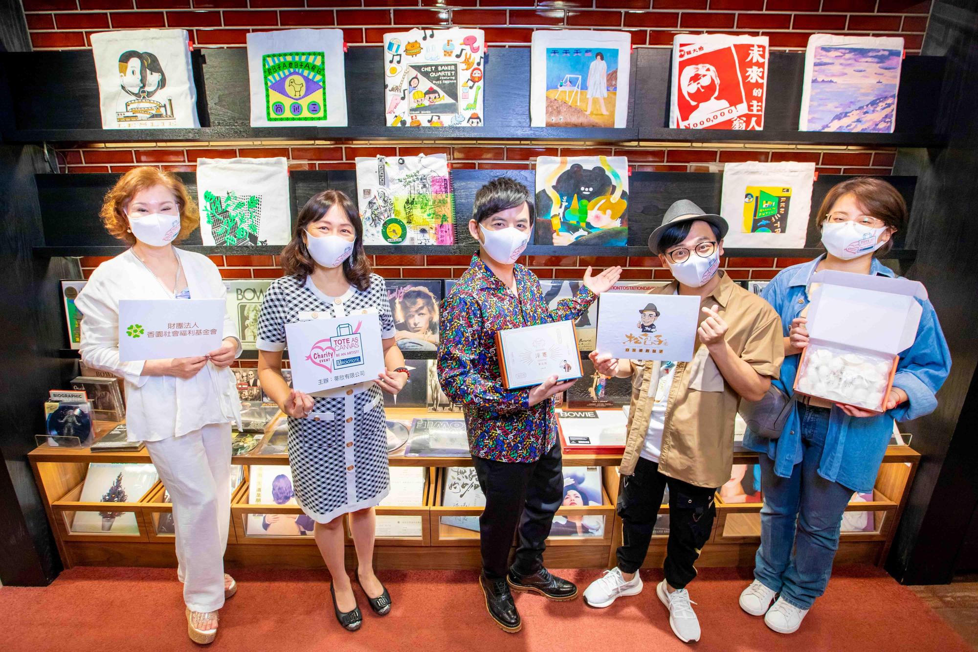 黃子佼（中）擔任策展人的公益聯展，去年因為疫情停辦，近日疫情趨緩終於可辦實體展。（洒落嚴選行提供）