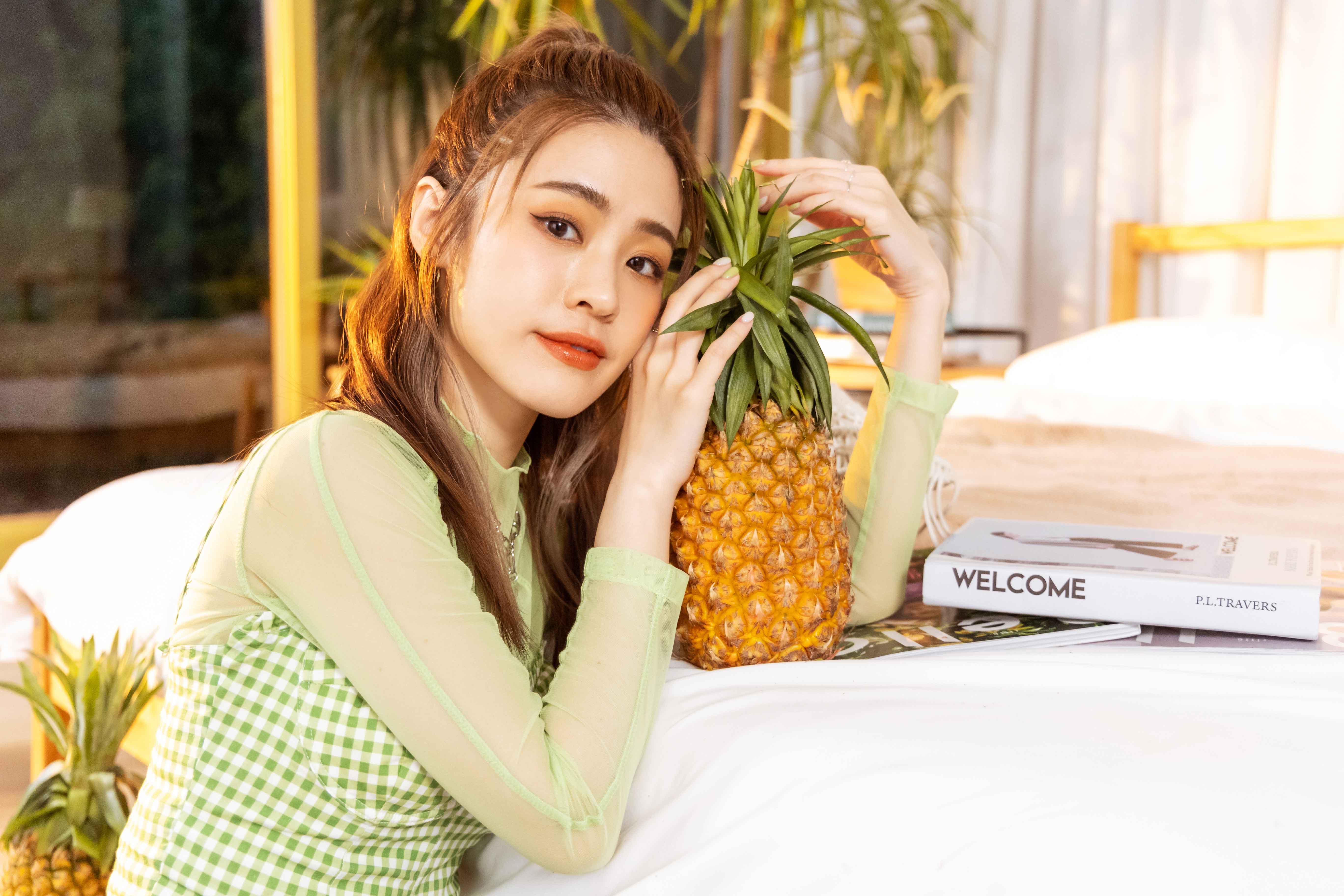 張語噥近期進修戲劇課,結業隔一天馬上派上用場,演出〈下單 我的愛〉MV。(上城娛樂提供)