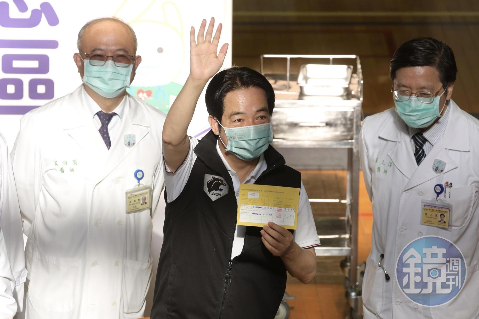 疫苗施打結束後,賴清德也向媒體秀出疫苗「小黃卡」供媒體拍攝。