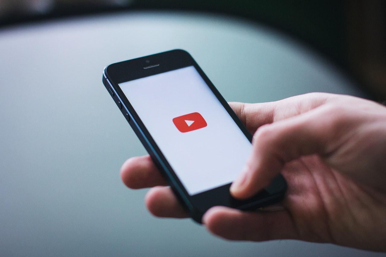 影片平台Youtube宣布,將封鎖一切反疫苗內容,除了刪除散佈錯誤資訊的影片,也會移除發布錯誤資訊的頻道。(Pexels)