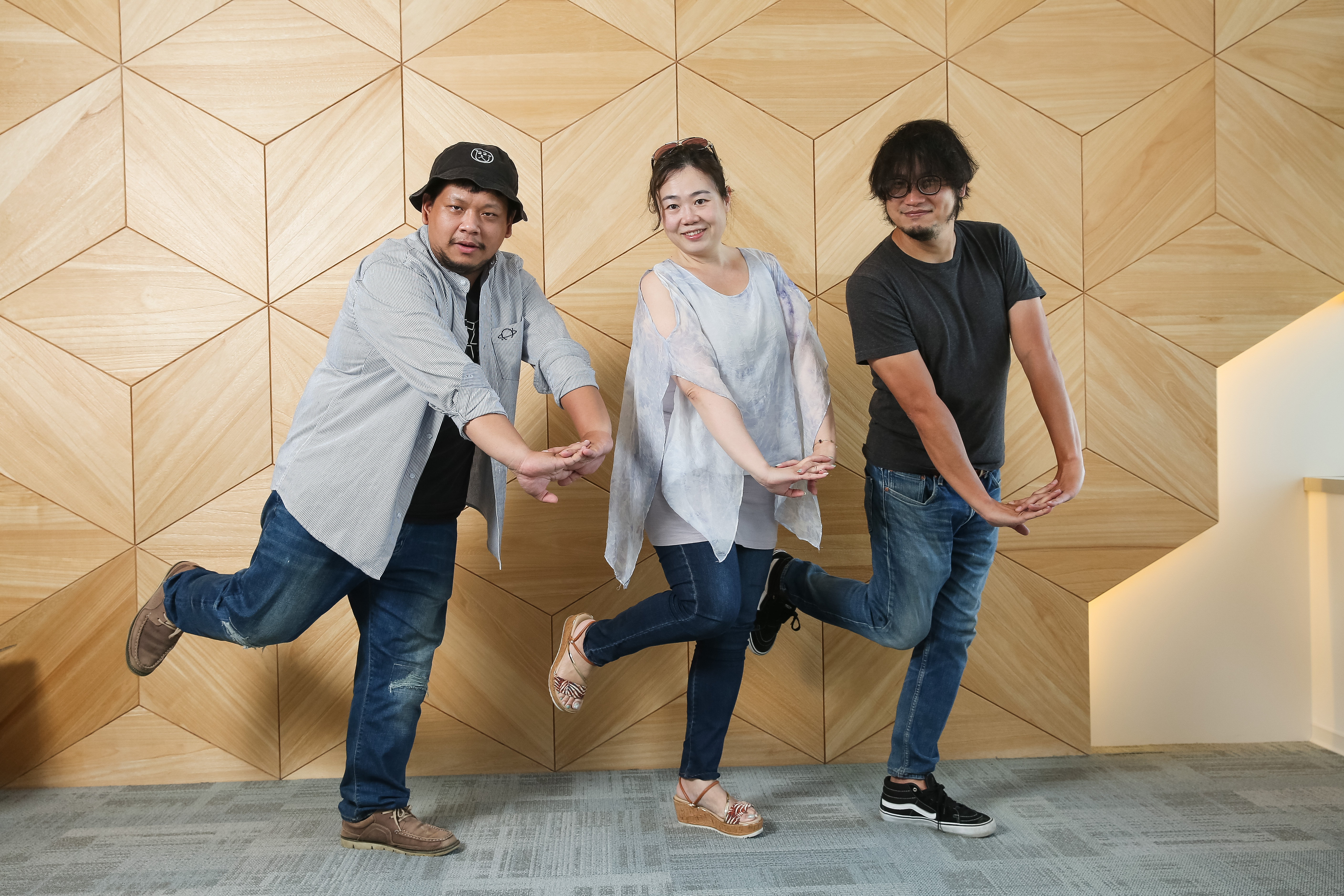 《隔離後見個面，好嗎？》導演姜秉辰（右）、黃弈勛（左）以及編劇林珮瑜首次嘗試遠端劇，接受本刊專訪時分享拍攝心得。