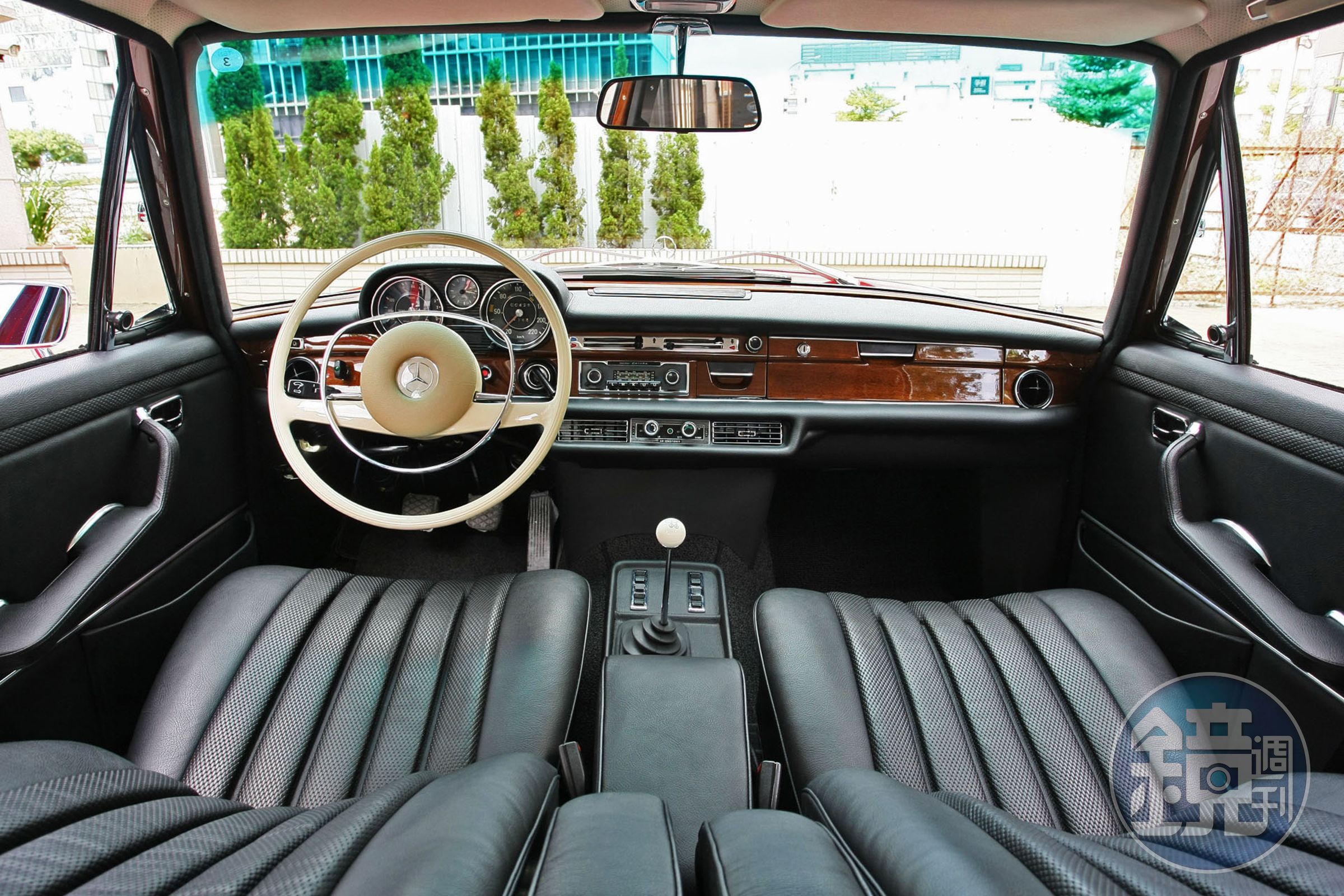 除了更換各項零件，BRABUS Classic專責技師會非常小心地將能保留使用的零件整新恢復到全新狀態。