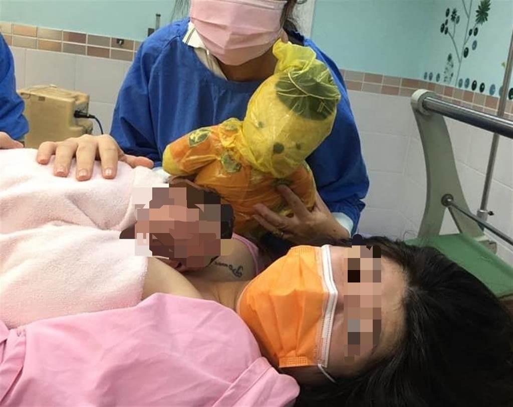 殉職飛官羅尚樺愛妻在昨順利產下兩人愛的結晶,而這張3人合照讓大批網友紅了眼眶。(翻攝自臉書)