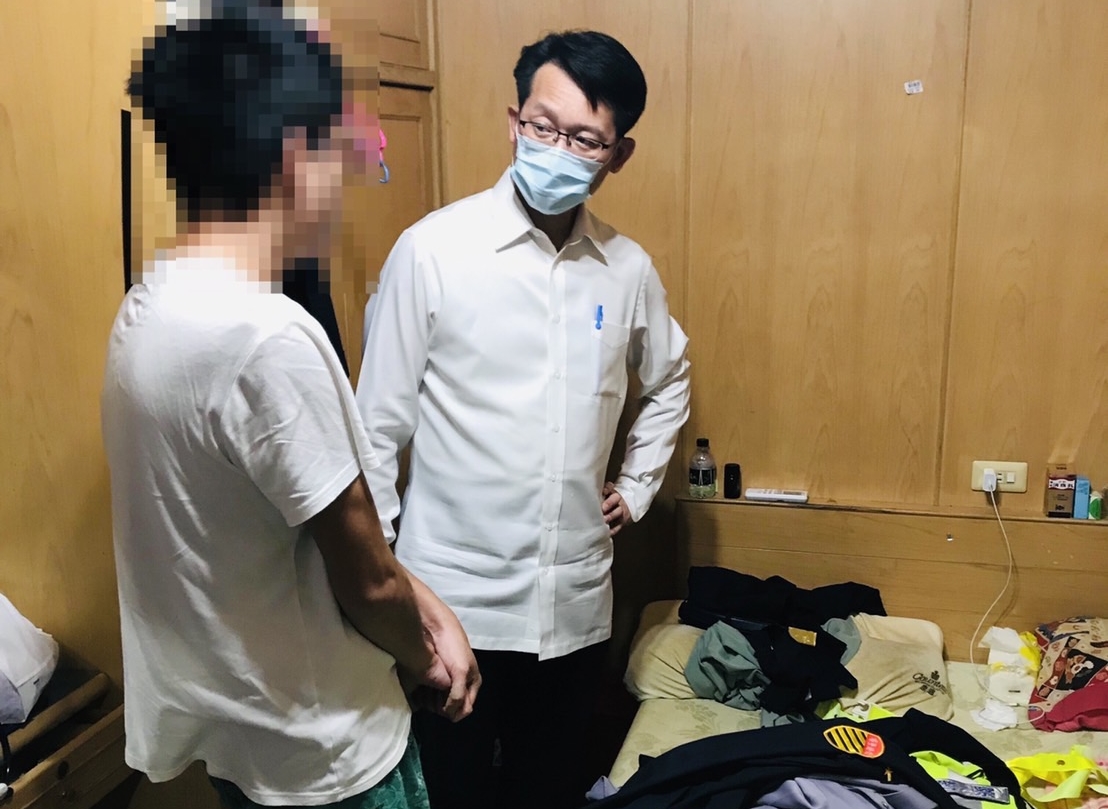 警方逮捕扮交警拍口愛片的蕭姓男子，在他家中查扣到警察制服及警用裝備。（翻攝畫面）