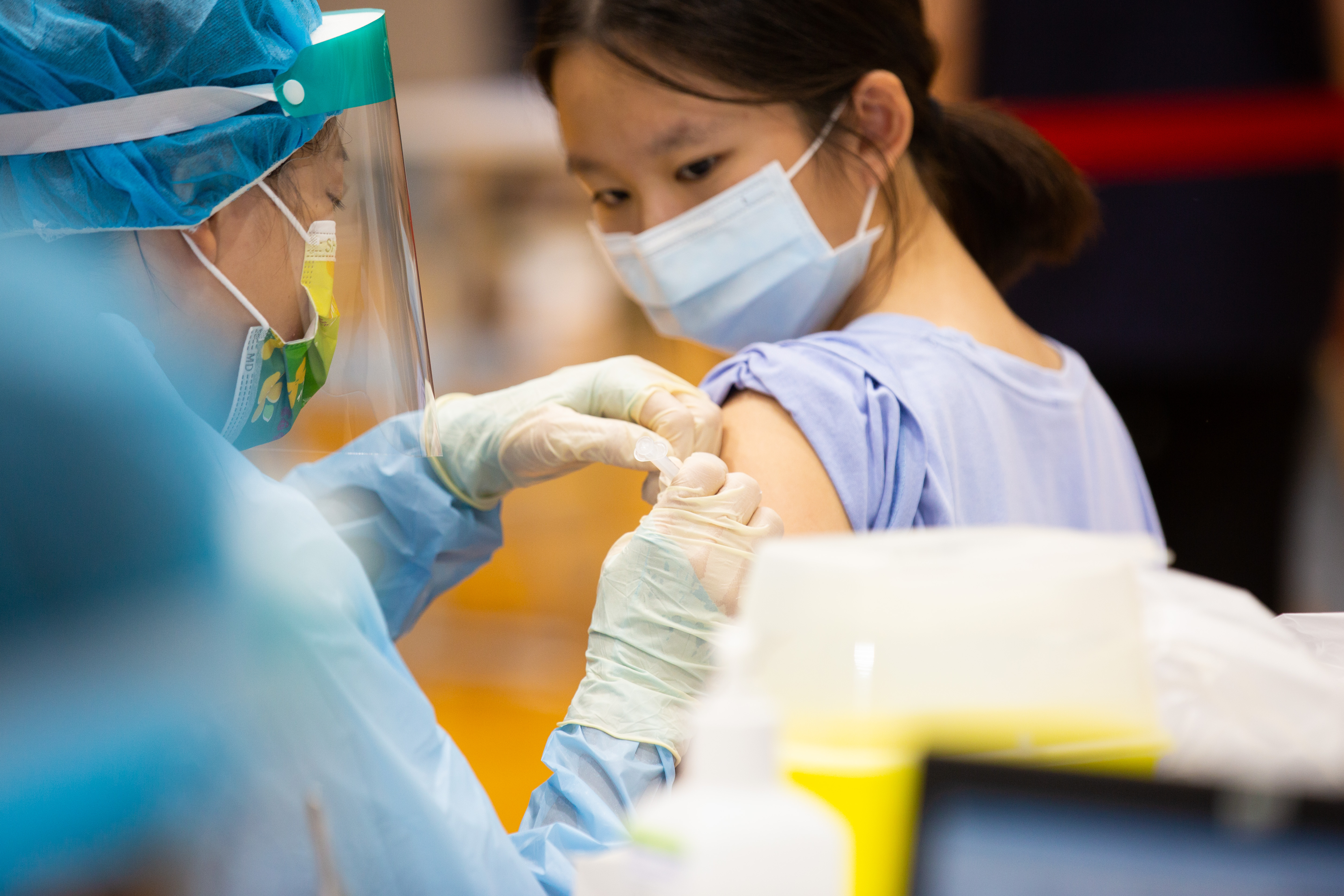 隨著疫苗覆蓋率提升，防疫警戒有望降級，指揮官陳時中則透露目前的考量方向。