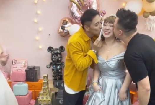 鄭人碩用衛生紙隔著獻吻花媽。（翻攝自花媽粉絲團）