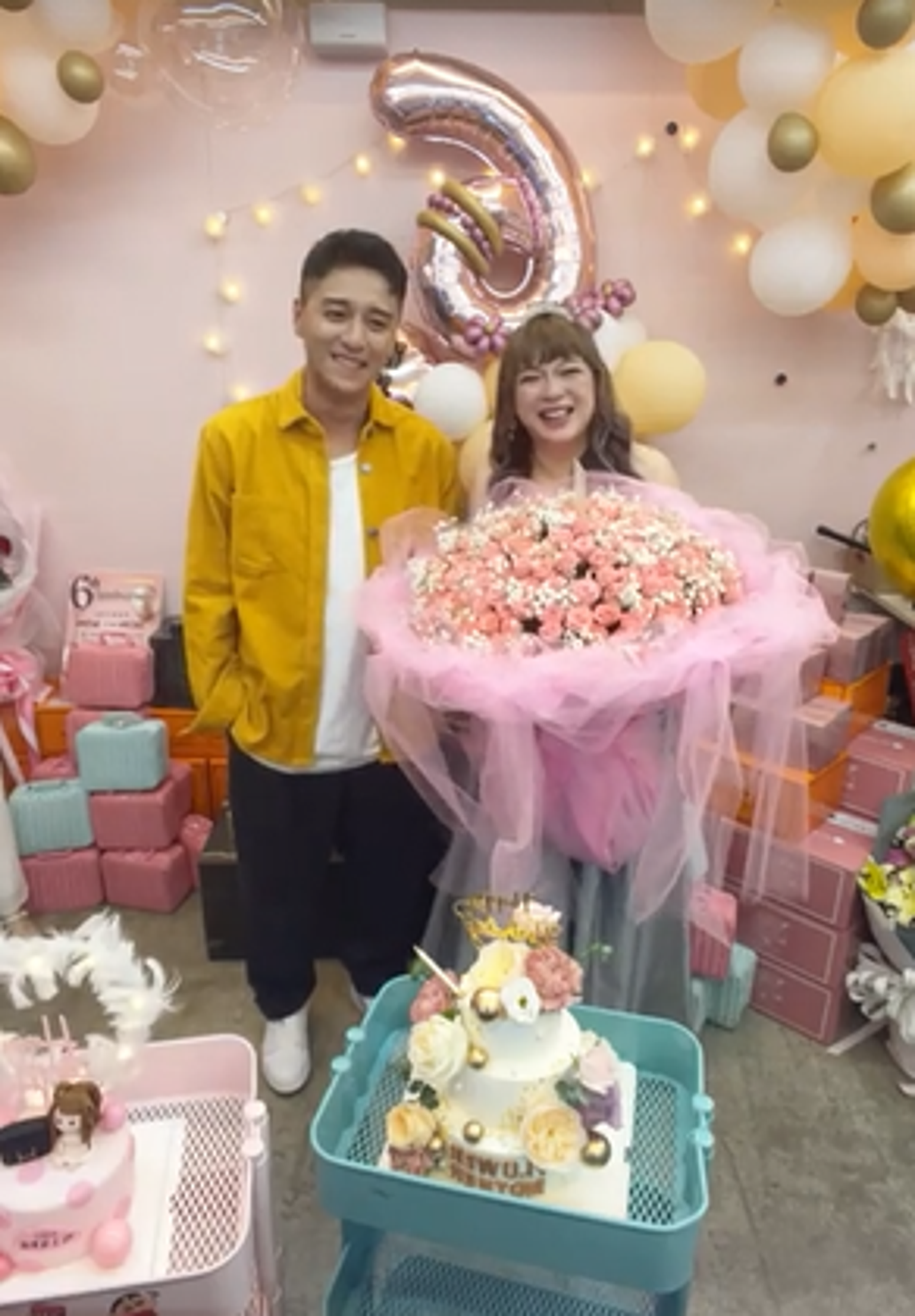 日前鄭人碩擔任神祕嘉賓送花給網紅直播主花媽慶生。（翻攝自花媽粉絲團）