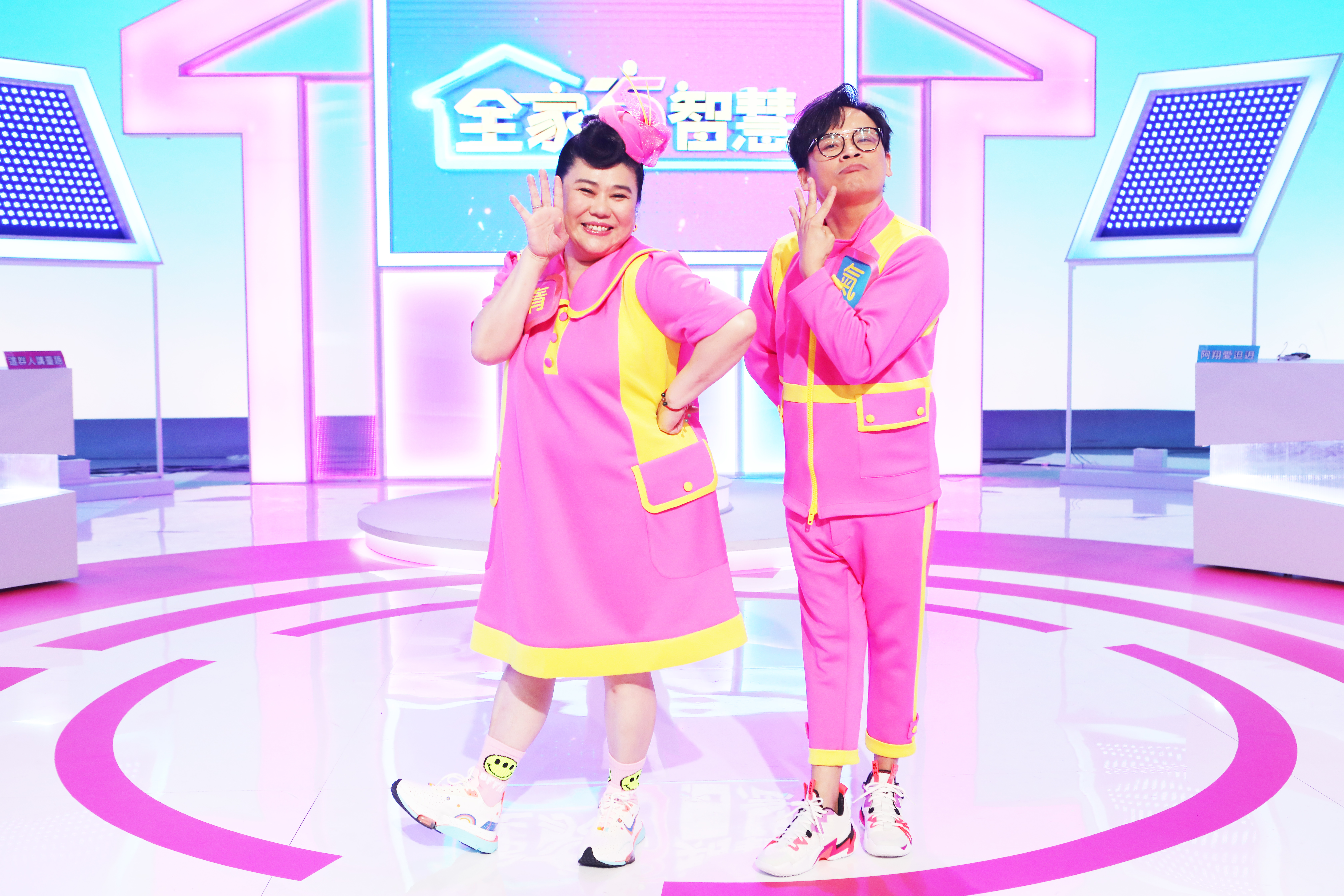 林美秀和阿松曼妙的ending pose。（公視提供）