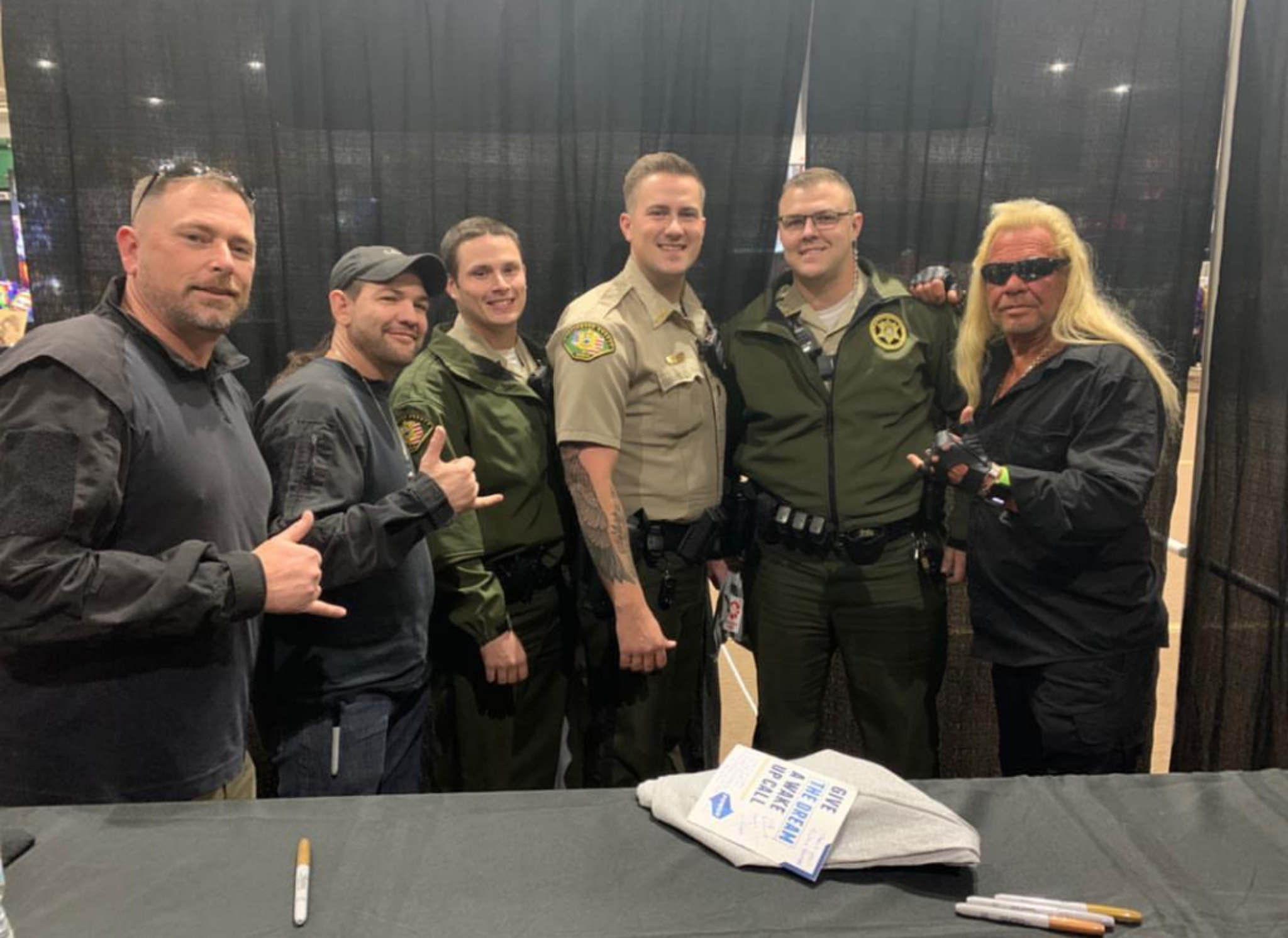 杜安（右）也是專業的犯罪顧問，與當地警方長期配合。（翻攝Duane Lee Chapman IG）