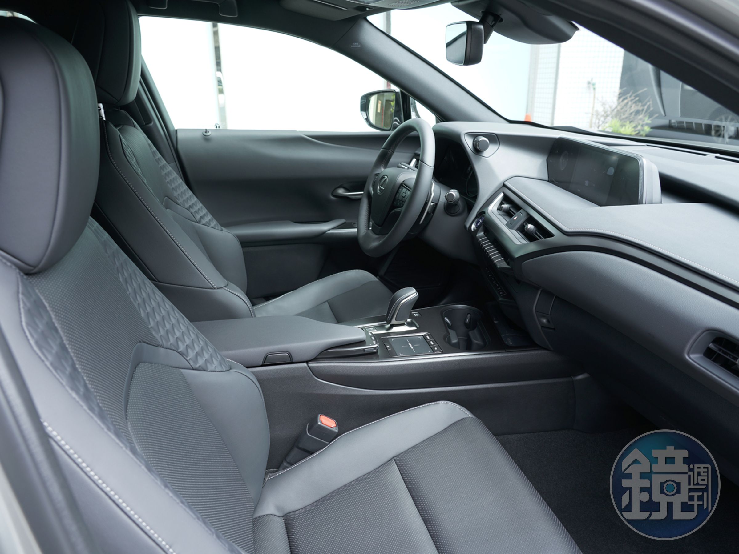 UX 300e承襲Lexus長久以來的職人工藝及高質感的內裝鋪陳。