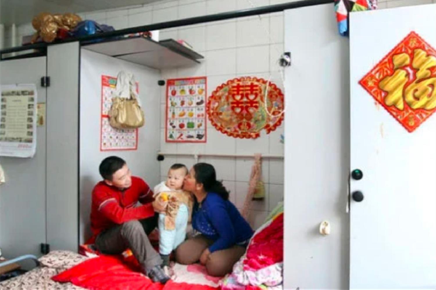 中國一名曾姓男子娶妻生子後,一家三口長期定居在公廁。(翻攝搜狐)