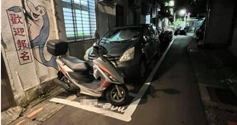 原PO自家巷口遭人劃上整排車格與專屬車牌號碼。（翻攝爆怨公社）