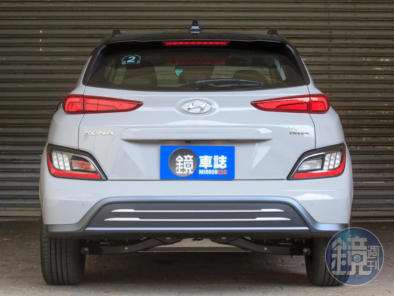 車尾與一般Kona車款差異不大，僅能從其右側Electric字樣與雙飾條下保桿判別其純電身分。